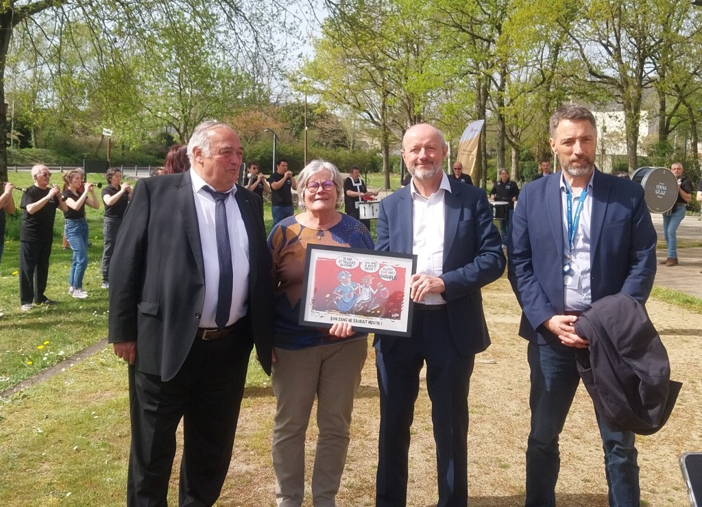 trélazé comité régional - Marc Silvestre, président UD + Maryannick JAOUEN RAVASSE, Vice présidente fédérale, Frédéric BIGEY, diecteur régional EFS / Centre - Pays de la Loire, et Frédéric CABARET - Directeur régional EFS, Production et Collectes